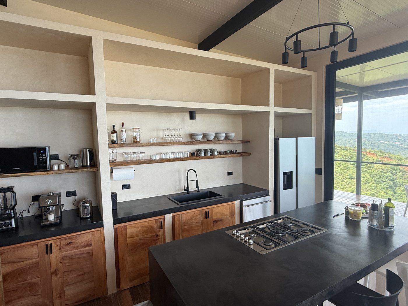 Cocina a medida con vista a la selva, villa entre selva y mar