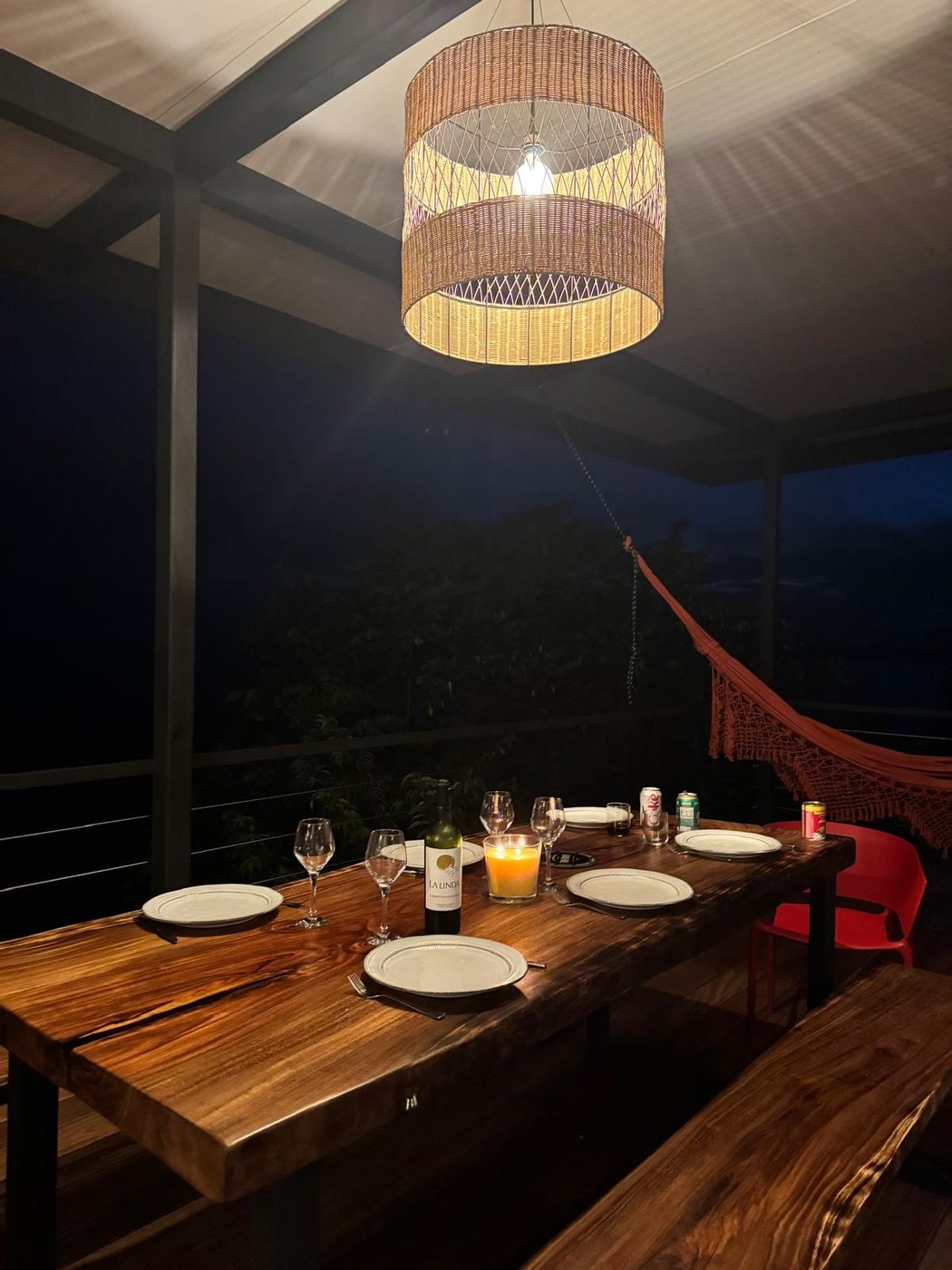 Comedor exterior de madera a medida al atardecer