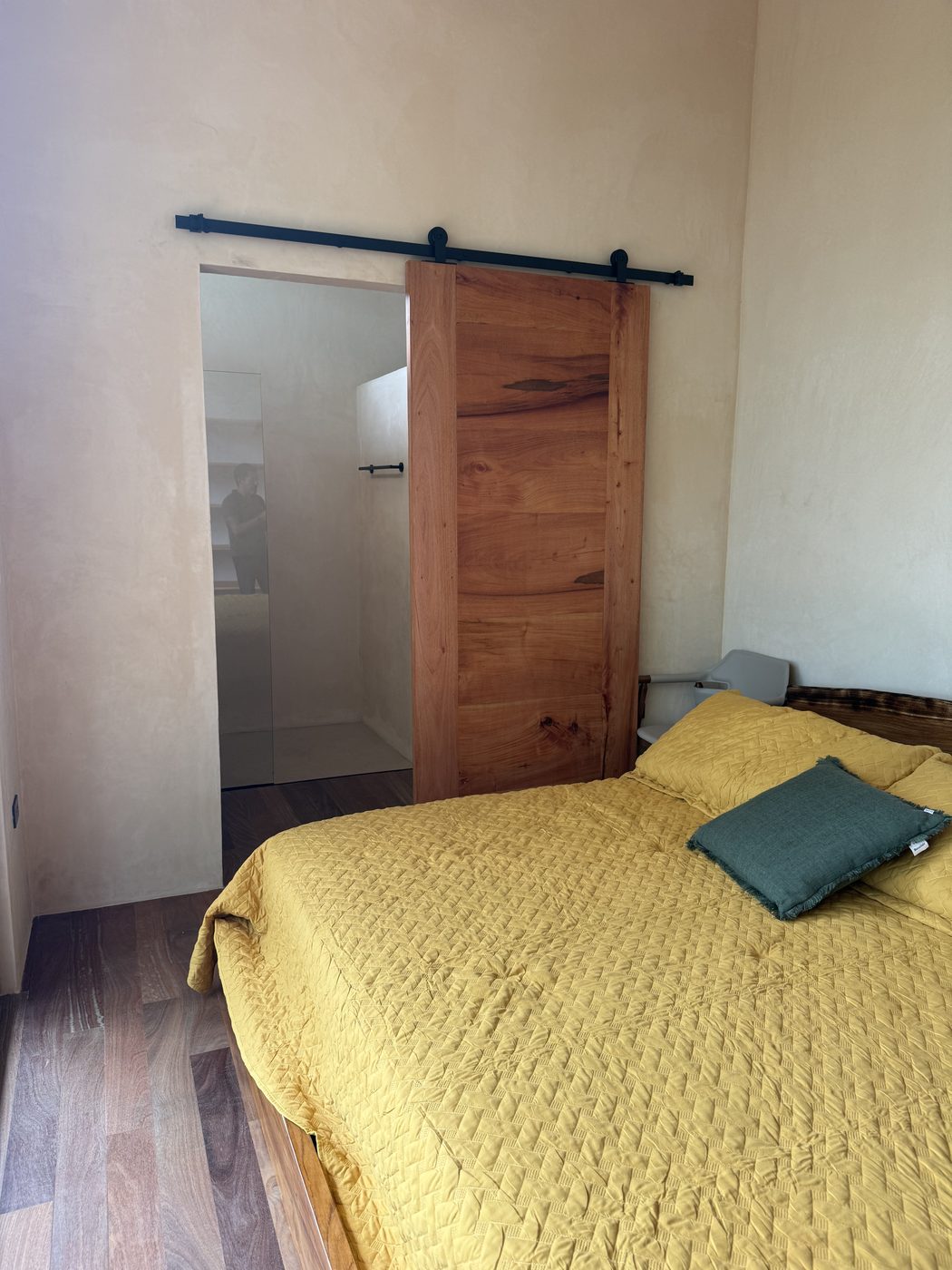 Habitación con puerta corredera de madera a medida
